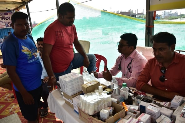 बाढ़ का पानी उतरने के बाद सफाई में जुटे लोग। और स्वास्थ्य शिविर में पहुंचे बाढ़ पीड़ित। बाढ़ का पानी उतरने के बाद सफाई में जुटे लोग। और स्वास्थ्य शिविर में पहुंचे बाढ़ पीड़ित।