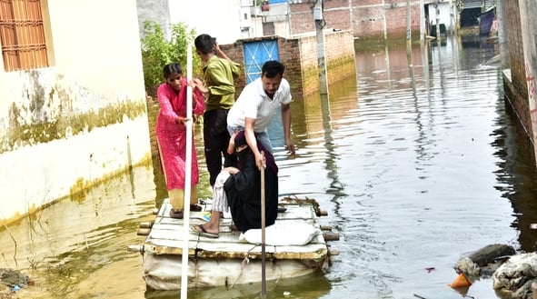 बाढ़ का पानी उतरने के बाद सफाई में जुटे लोग। और स्वास्थ्य शिविर में पहुंचे बाढ़ पीड़ित। बाढ़ का पानी उतरने के बाद सफाई में जुटे लोग। और स्वास्थ्य शिविर में पहुंचे बाढ़ पीड़ित।