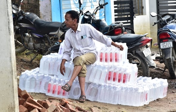बाढ़ का पानी उतरने के बाद सफाई में जुटे लोग। और स्वास्थ्य शिविर में पहुंचे बाढ़ पीड़ित। बाढ़ का पानी उतरने के बाद सफाई में जुटे लोग। और स्वास्थ्य शिविर में पहुंचे बाढ़ पीड़ित।