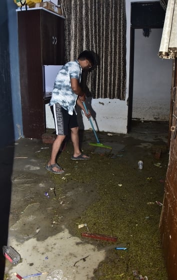 बाढ़ का पानी उतरने के बाद सफाई में जुटे लोग। और स्वास्थ्य शिविर में पहुंचे बाढ़ पीड़ित। बाढ़ का पानी उतरने के बाद सफाई में जुटे लोग। और स्वास्थ्य शिविर में पहुंचे बाढ़ पीड़ित।