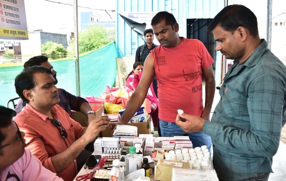 बाढ़ का पानी उतरने के बाद सफाई में जुटे लोग। और स्वास्थ्य शिविर में पहुंचे बाढ़ पीड़ित। बाढ़ का पानी उतरने के बाद सफाई में जुटे लोग। और स्वास्थ्य शिविर में पहुंचे बाढ़ पीड़ित।