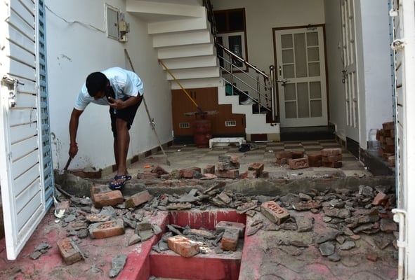 बाढ़ से फैली गंदगी, दीवारें तोड़ते लोग और राशन के लिए जुटे लोग।