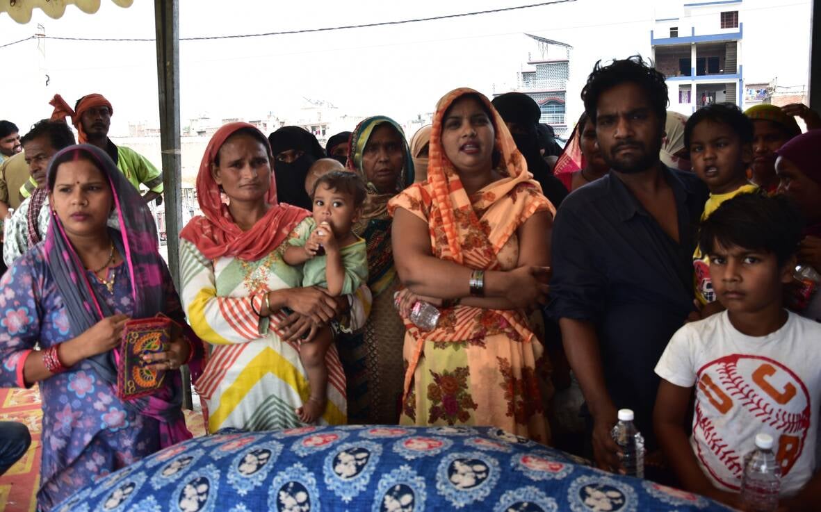बाढ़ से फैली गंदगी, दीवारें तोड़ते लोग और राशन के लिए जुटे लोग।