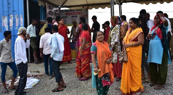 बाढ़ से फैली गंदगी, दीवारें तोड़ते लोग और राशन के लिए जुटे लोग।