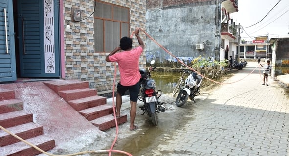 बाढ़ से फैली गंदगी, दीवारें तोड़ते लोग और राशन के लिए जुटे लोग।