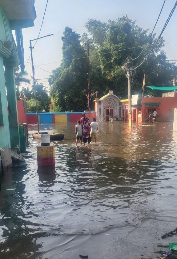 बाढ़ से कई इलाकों में स्थिति विकट हो गई थी।