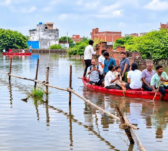 बाढ़ से कई इलाकों में स्थिति विकट हो गई थी।
