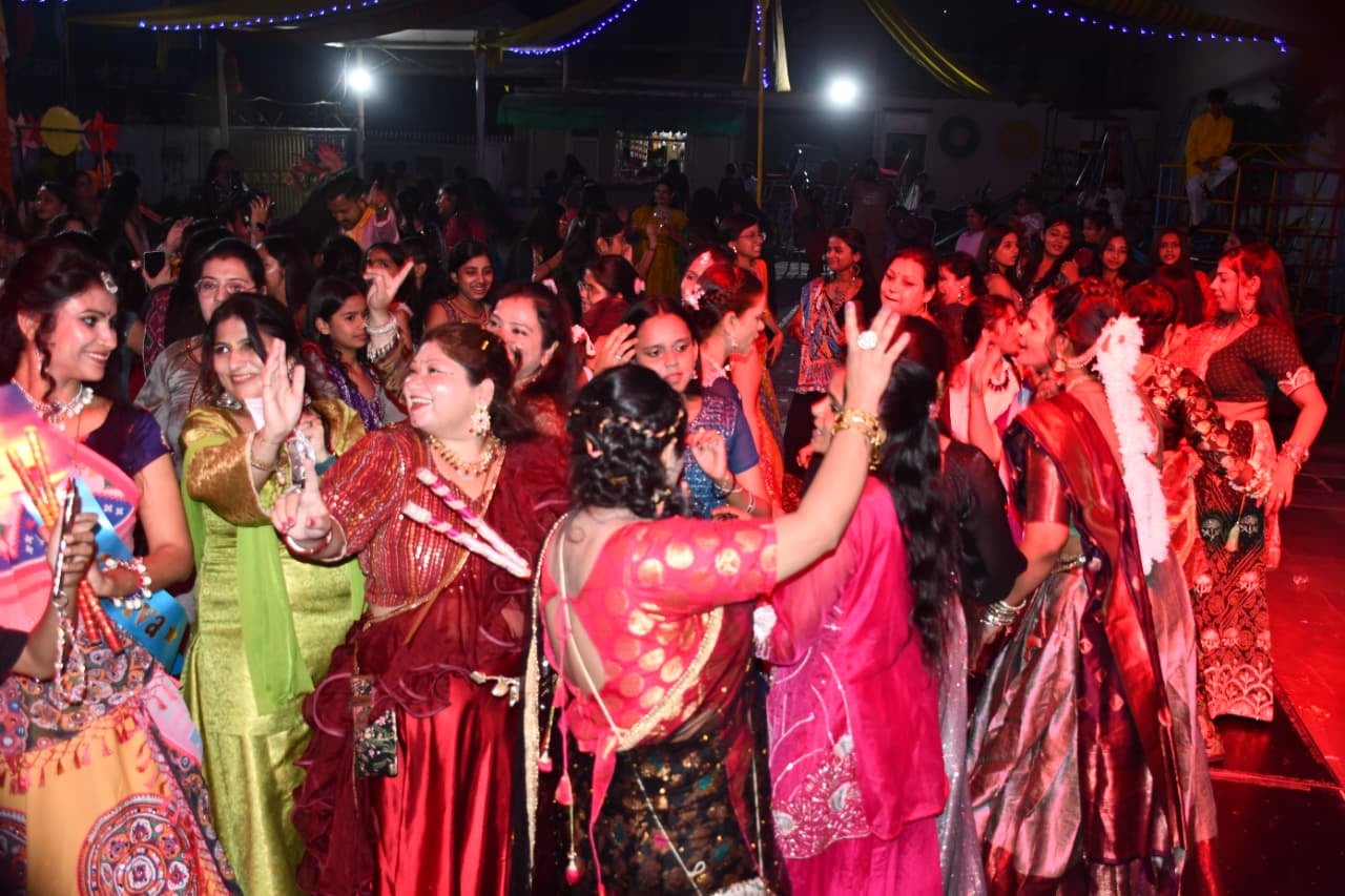डांडिया खेलती महिलाएं। संवाद