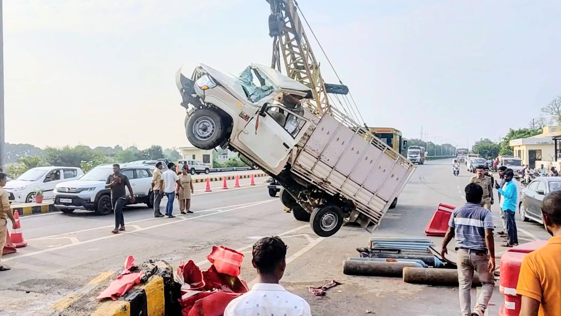 डिवाइडर से टकराई पिकअप, चालक-परिचालक की मौत