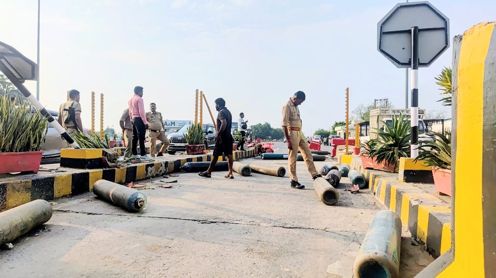 डिवाइडर से टकराई पिकअप, चालक-परिचालक की मौत