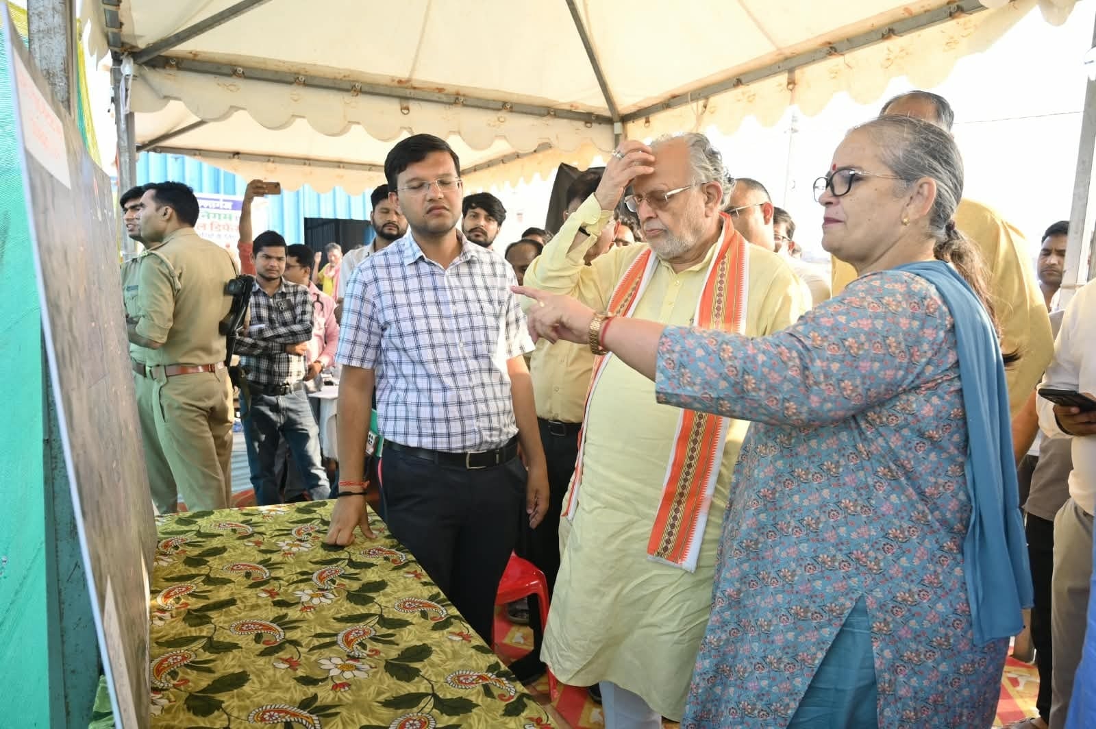 फैजुल्लागंज में पहुंचे मंत्री सुरेश खन्ना। फैजुल्लागंज में पहुंचे मंत्री सुरेश खन्ना।