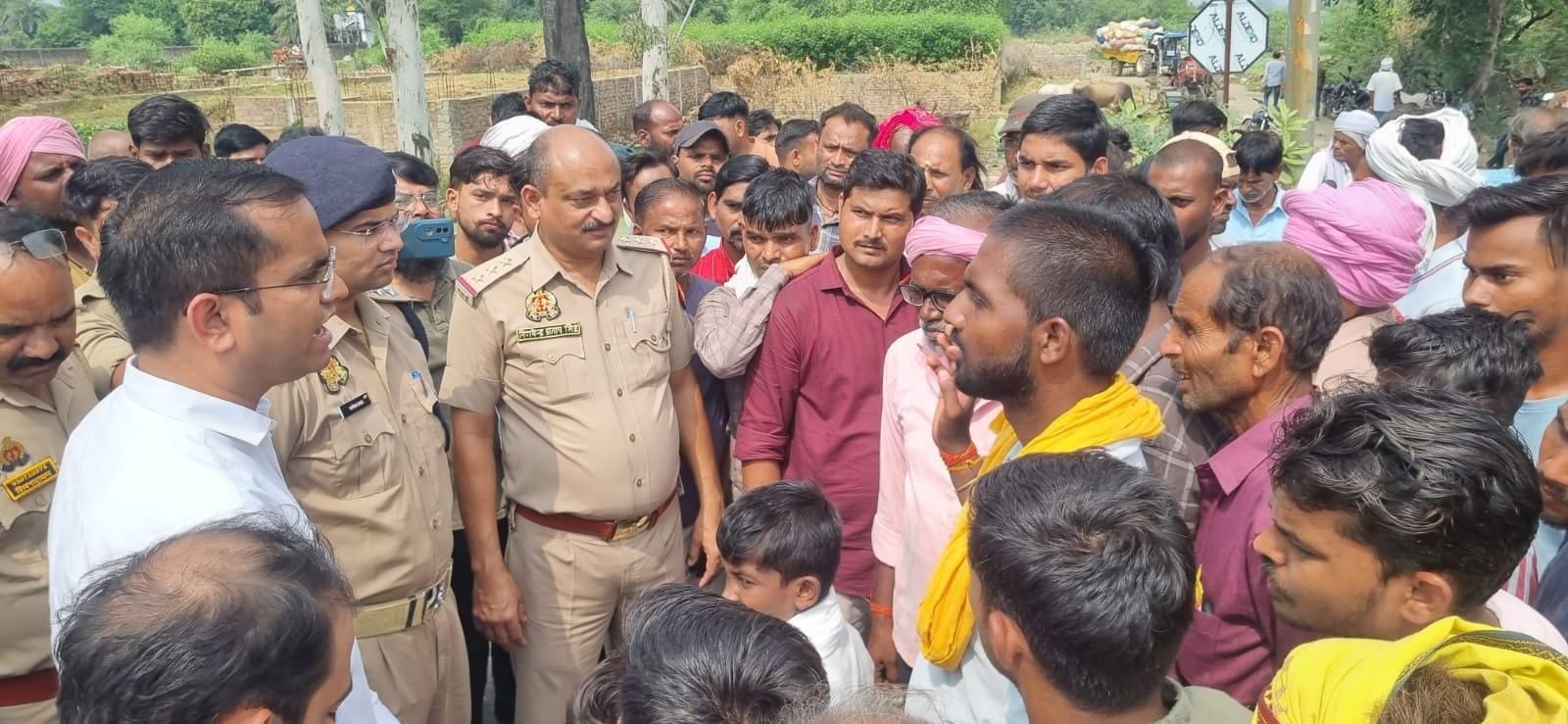 फोटो-01 कोंच में सड़क पर अर्थी रखकर प्रदर्शन करते नगेपुरा के ग्रामीण। संवाद