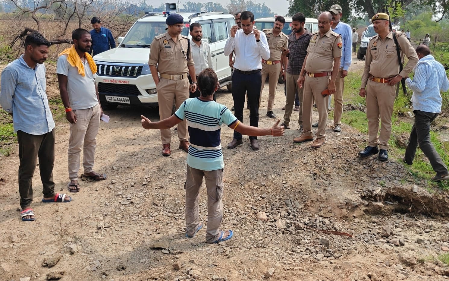 फोटो-01 कोंच में सड़क पर अर्थी रखकर प्रदर्शन करते नगेपुरा के ग्रामीण। संवाद