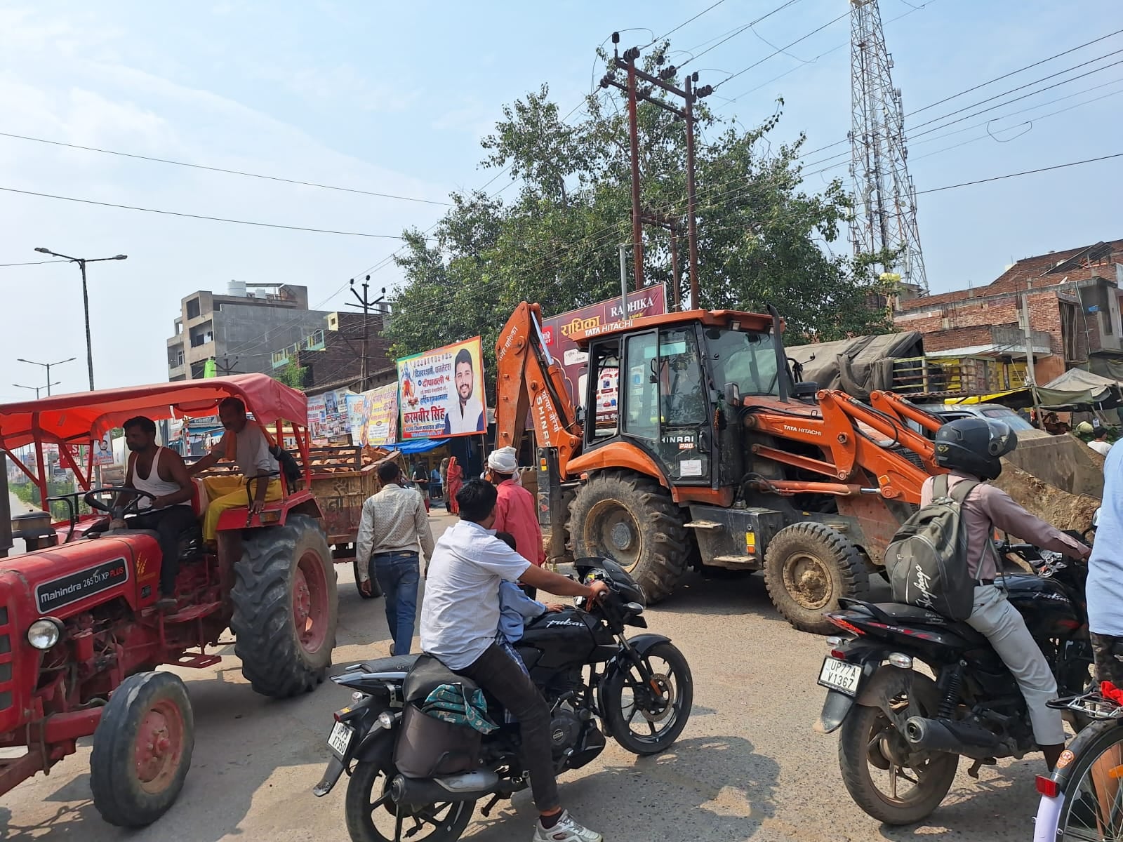 फोटो-04-अधिवक्ताओं से बात करते कोतवाली प्रभारी। संवाद फोटो-04-अधिवक्ताओं से बात करते कोतवाली प्रभारी। संवाद