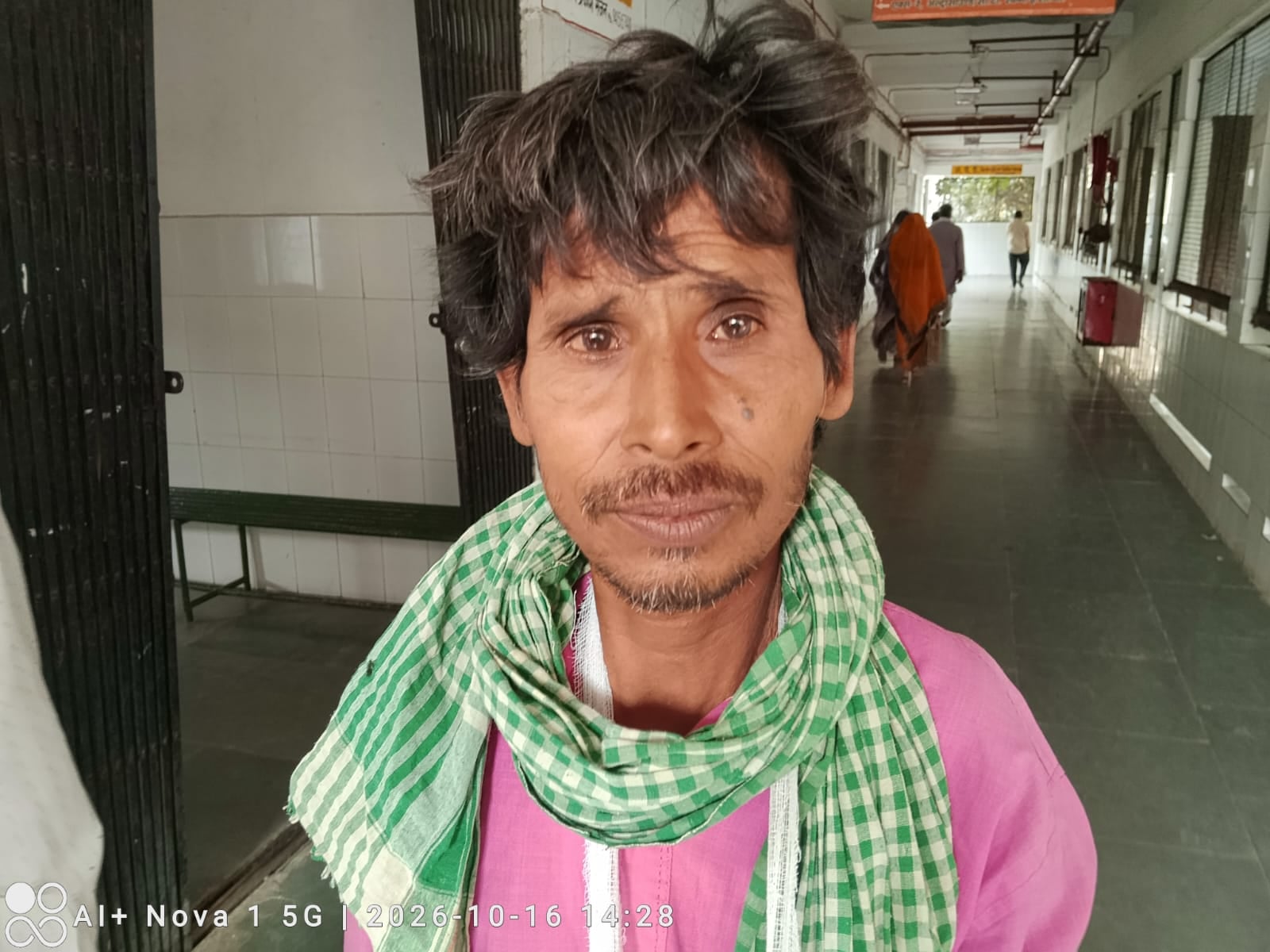 फोटो 16 एचएएमपी 19- जिला अस्पताल की ब्लड जांच लैब में काम करती स्टॉफ नर्स। संवाद