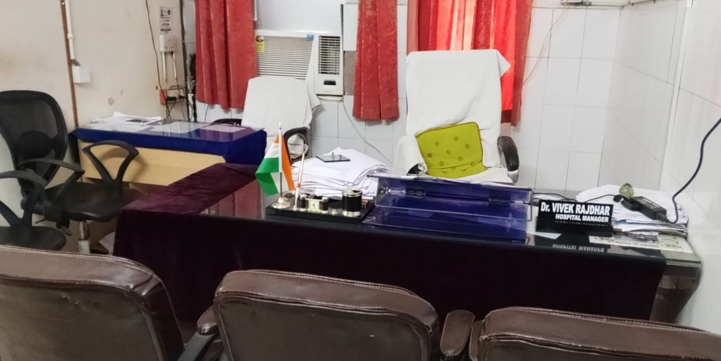 फोटो 16 एचएएमपी 19- जिला अस्पताल की ब्लड जांच लैब में काम करती स्टॉफ नर्स। संवाद