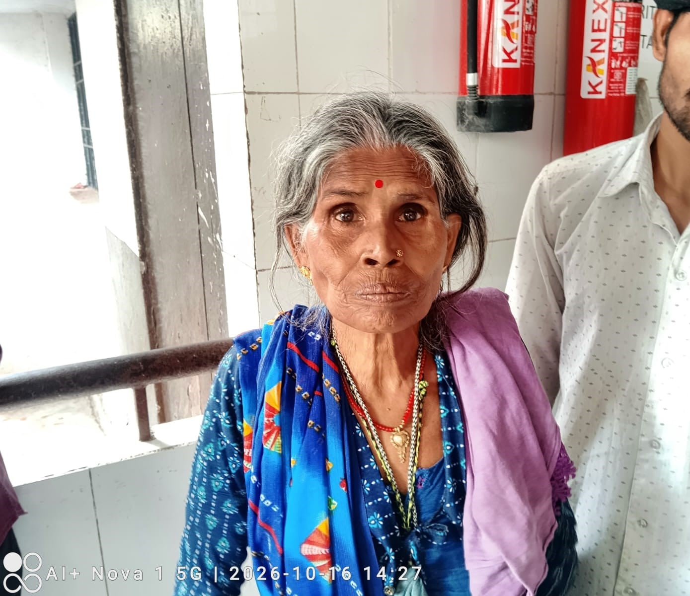 फोटो 16 एचएएमपी 19- जिला अस्पताल की ब्लड जांच लैब में काम करती स्टॉफ नर्स। संवाद