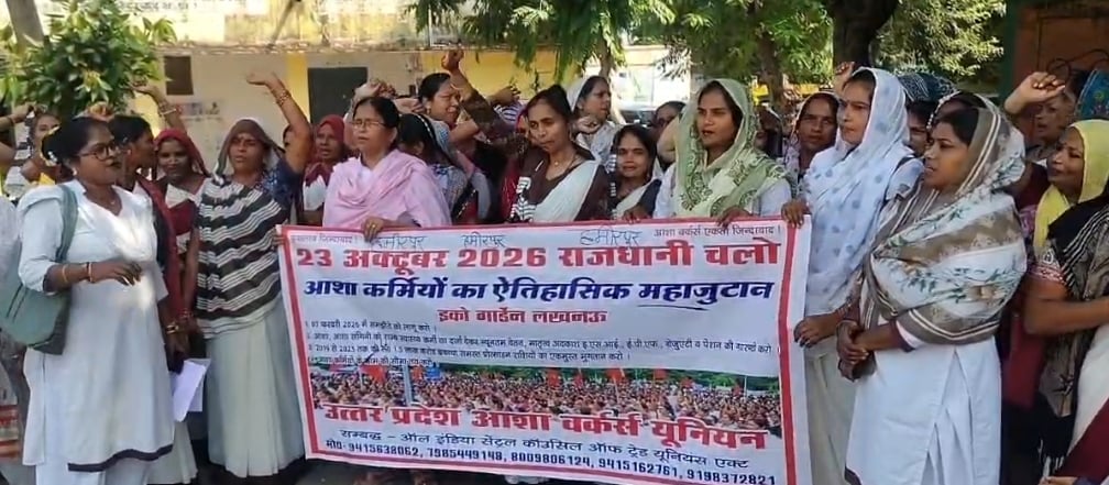 फोटो 16 एचएएमपी 19- जिला अस्पताल की ब्लड जांच लैब में काम करती स्टॉफ नर्स। संवाद