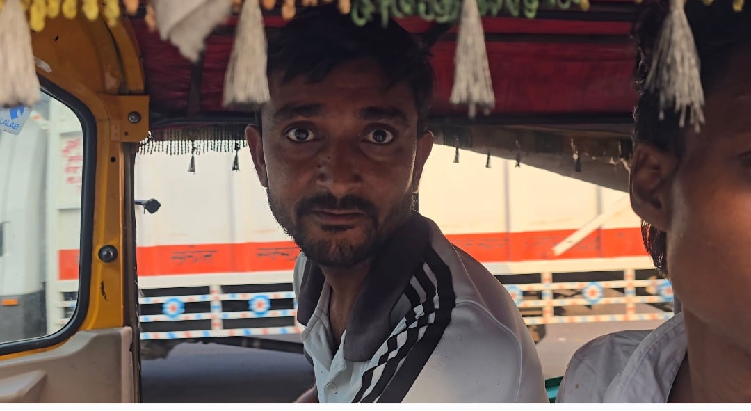 फोटो 16 एचएएमपी 37- रानी लक्ष्मीबाई तिराहे के पास गिट्टी लदे खड़े डंपर से यातायात प्रभावित। संव