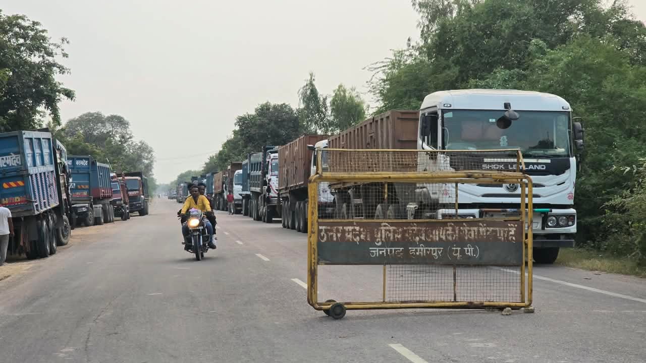 फोटो 16 एचएएमपी 37- रानी लक्ष्मीबाई तिराहे के पास गिट्टी लदे खड़े डंपर से यातायात प्रभावित। संव