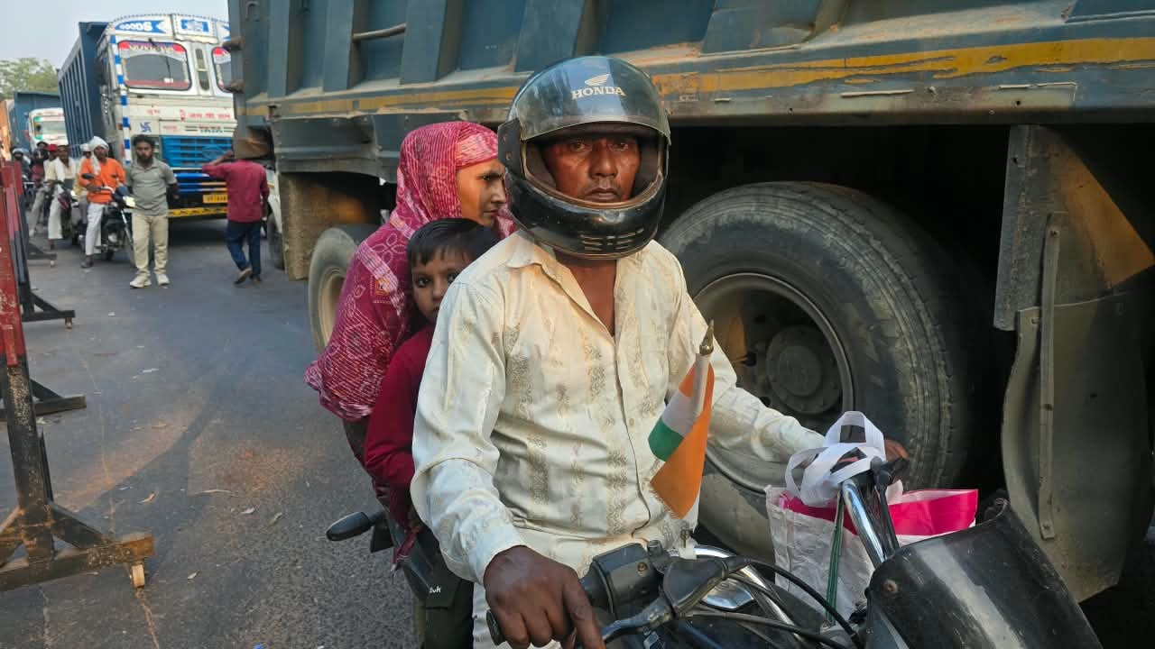 फोटो 16 एचएएमपी 37- रानी लक्ष्मीबाई तिराहे के पास गिट्टी लदे खड़े डंपर से यातायात प्रभावित। संव