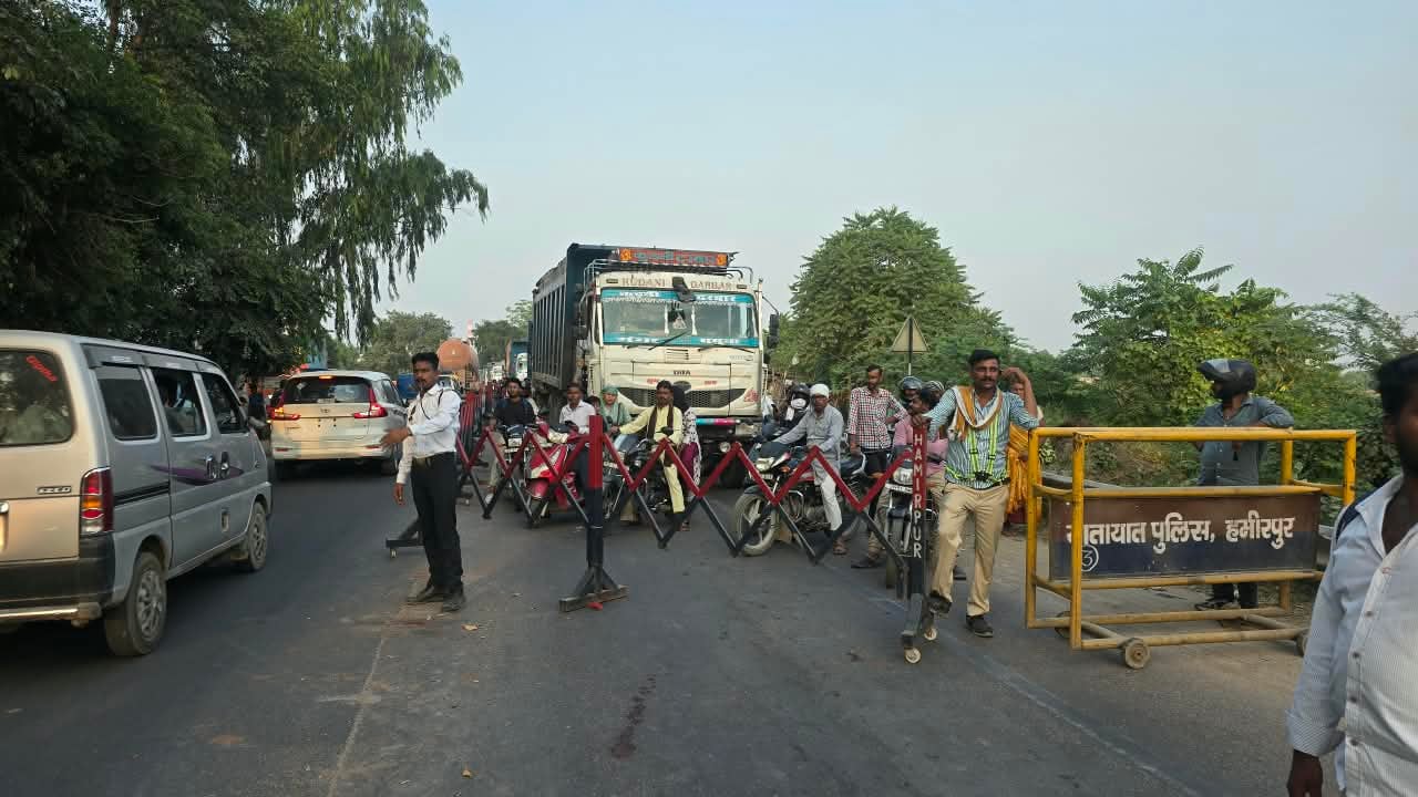फोटो 16 एचएएमपी 37- रानी लक्ष्मीबाई तिराहे के पास गिट्टी लदे खड़े डंपर से यातायात प्रभावित। संव