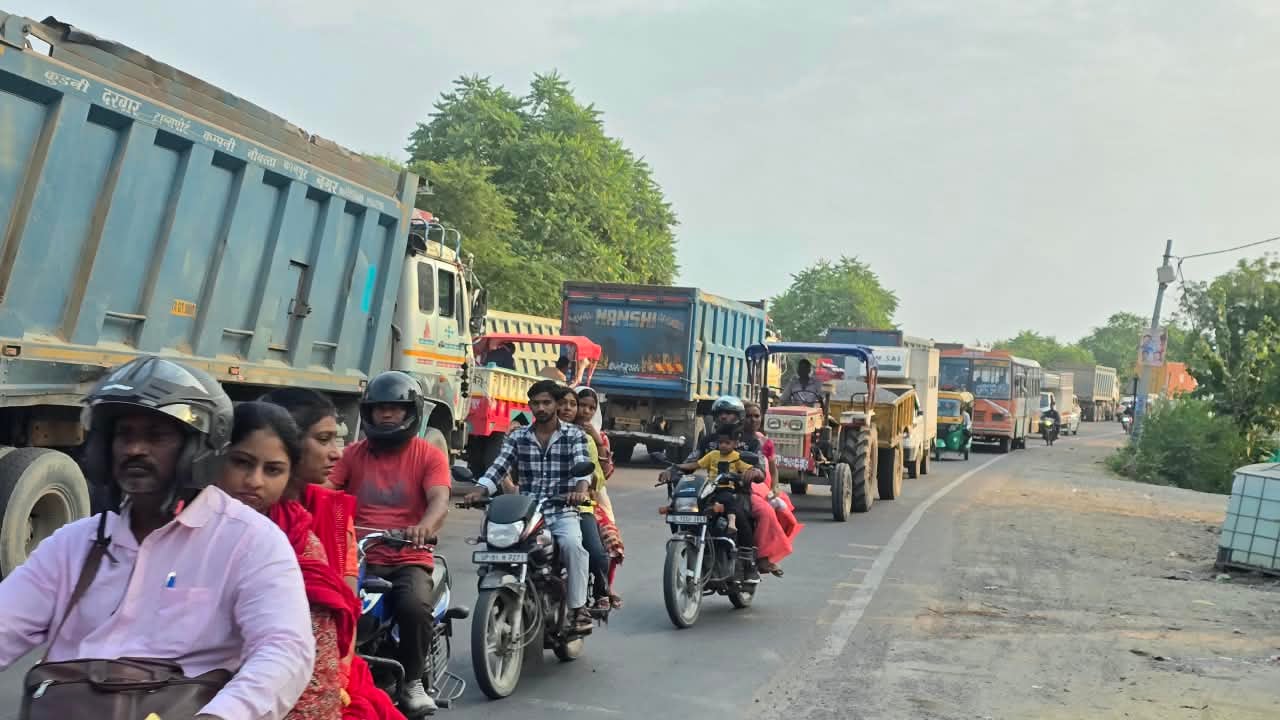 फोटो 16 एचएएमपी 37- रानी लक्ष्मीबाई तिराहे के पास गिट्टी लदे खड़े डंपर से यातायात प्रभावित। संव
