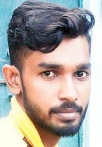 फोटो 16 एमएएचपी 18 परिचय-बदहवास पिता भूरा प्रजापति को ढांढस बंधाते लोग। संवाद