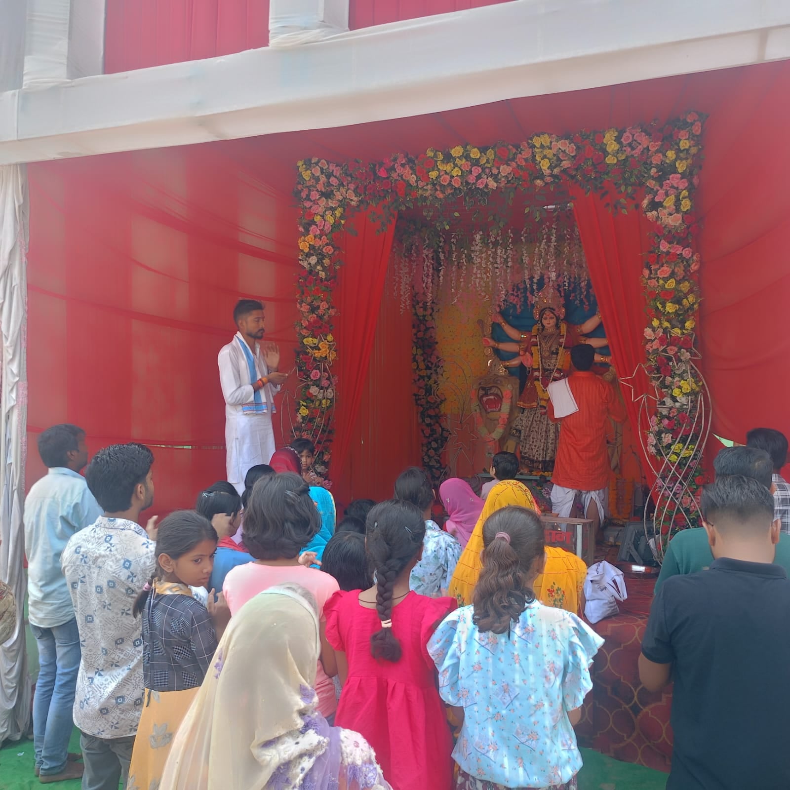 फोटो 16 सीकेटीपी 21 सदर रोड स्थित पंडाल में दर्शन करते भक्त। संवाद