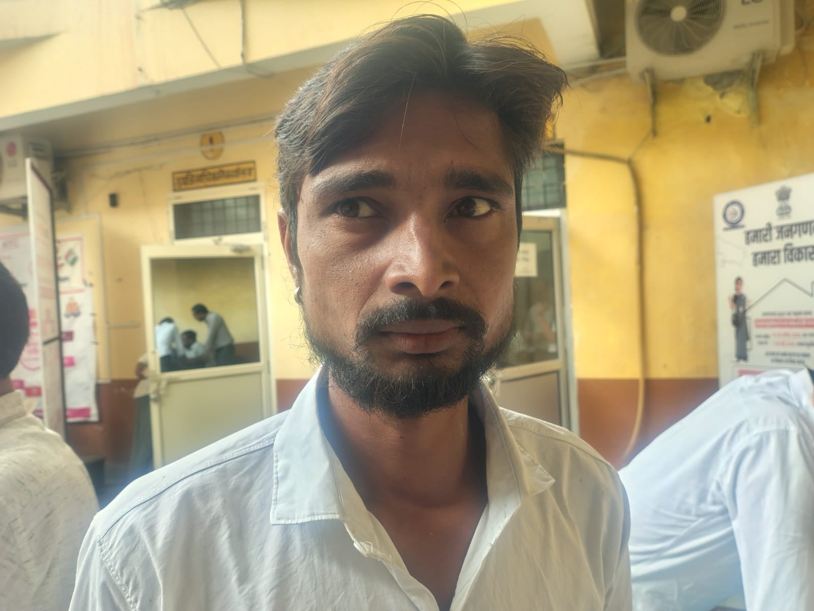 फोटो 39: सदर तहसील में जनसुनवाई करते डीएम राहुल पांडेय, एसपी एके मीणा व अन्य। संवाद फोटो 39: सदर तहसील में जनसुनवाई करते डीएम राहुल पांडेय, एसपी एके मीणा व अन्य। संवाद