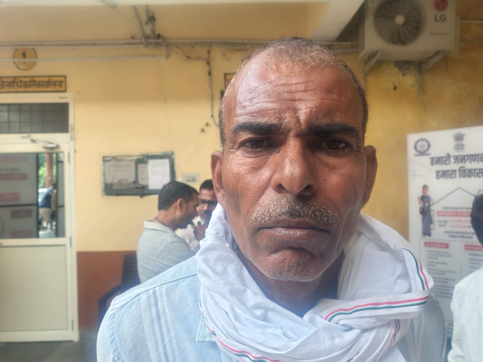 फोटो 39: सदर तहसील में जनसुनवाई करते डीएम राहुल पांडेय, एसपी एके मीणा व अन्य। संवाद फोटो 39: सदर तहसील में जनसुनवाई करते डीएम राहुल पांडेय, एसपी एके मीणा व अन्य। संवाद