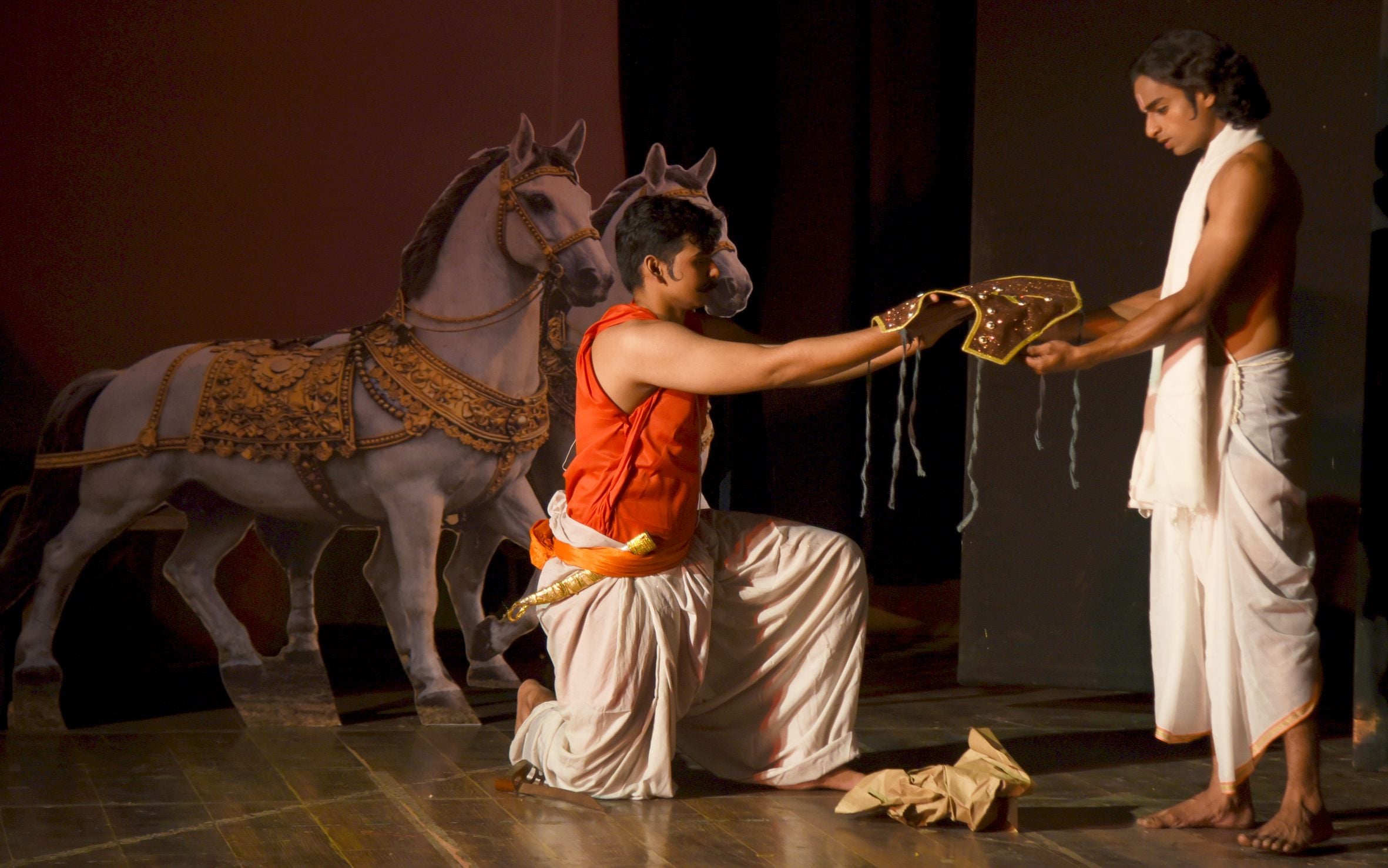 गोमती नगर स्थित अंतरराष्ट्रीय बौद्ध शोध संस्थान में आनंद अनुभूति वेलफेयर सोसाइटी की ओर से आयोजि