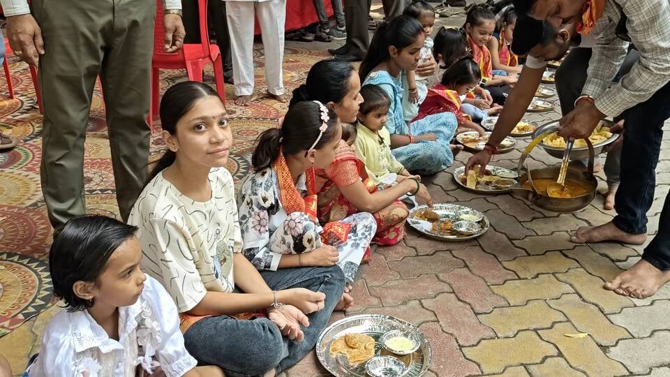 हजारो कन्याओ का पूजन कर बनाया रिकॉर्ड हजारो कन्याओ का पूजन कर बनाया रिकॉर्ड