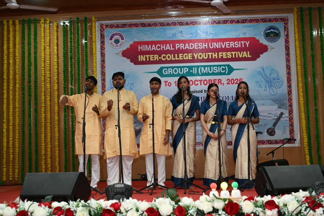 हमीरपुर कॉलेज में युवा उत्सव के दौरान प्रस्तुति देते प्रतिभागी। स्रोत : संस्थान