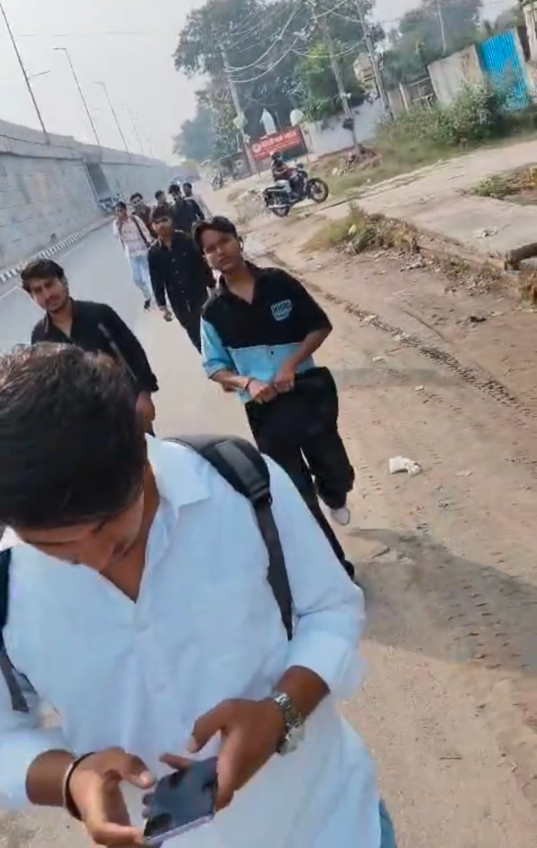 ई-बस से उतरते विद्यार्थी। स्रोत : सोशल मीडिया