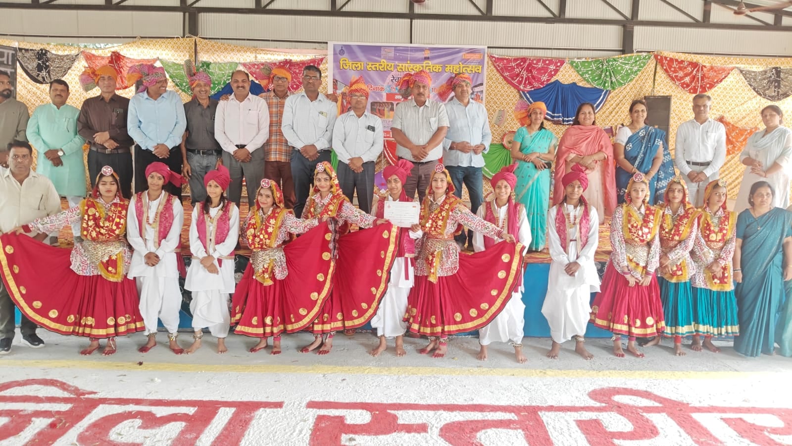 जिला स्तरीय सांस्कृतिक उत्सव में भाग लेते विद्यार्थी। स्रोत : स्कूल
