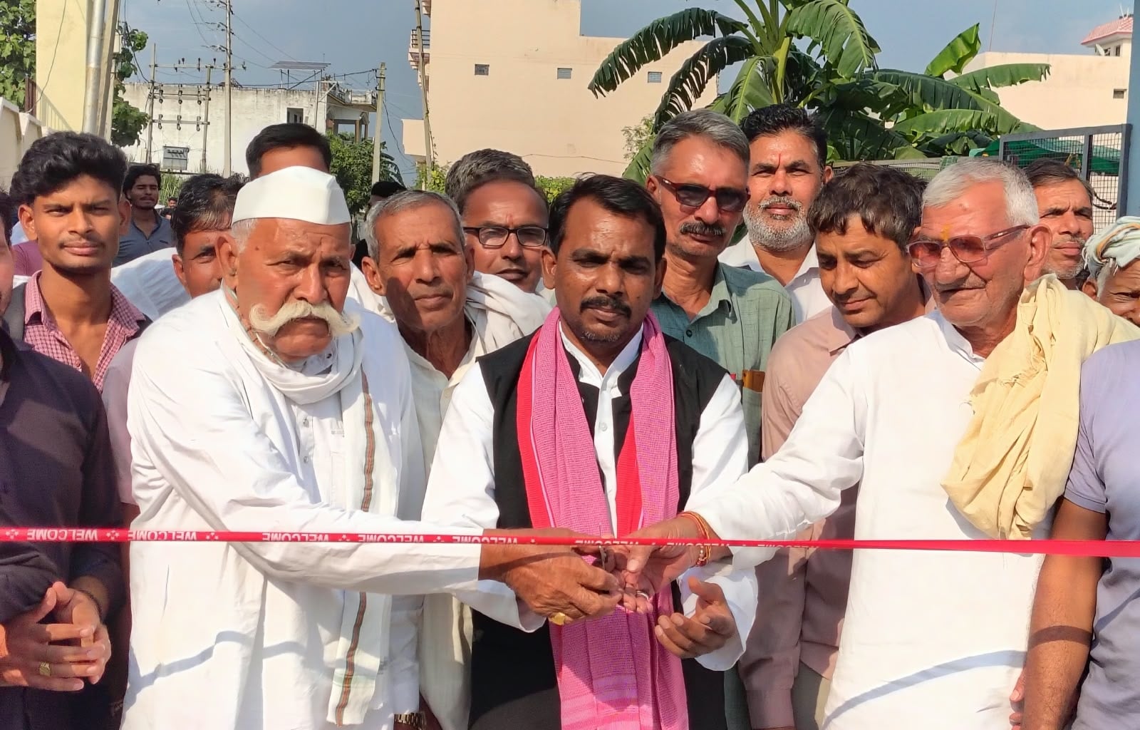 जंधेडी में दौड प्रतियोगिता में स्थान प्राप्त करने वाले खिलाडी को सम्मानित करते हुए। (स्त्रोत ग् जंधेडी में दौड प्रतियोगिता में स्थान प्राप्त करने वाले खिलाडी को सम्मानित करते हुए। (स्त्रोत ग्