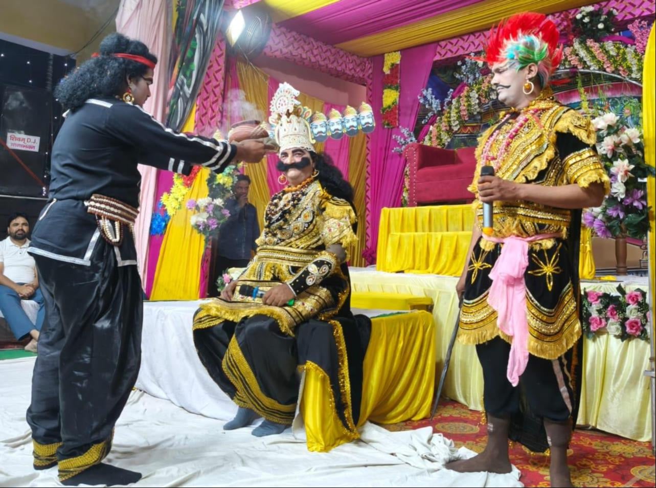 कैराना में चल रही श्री रामलीला में राम सुग्रीम मित्रता का मंचन करते कलाकार । आयोजक कैराना में चल रही श्री रामलीला में राम सुग्रीम मित्रता का मंचन करते कलाकार । आयोजक