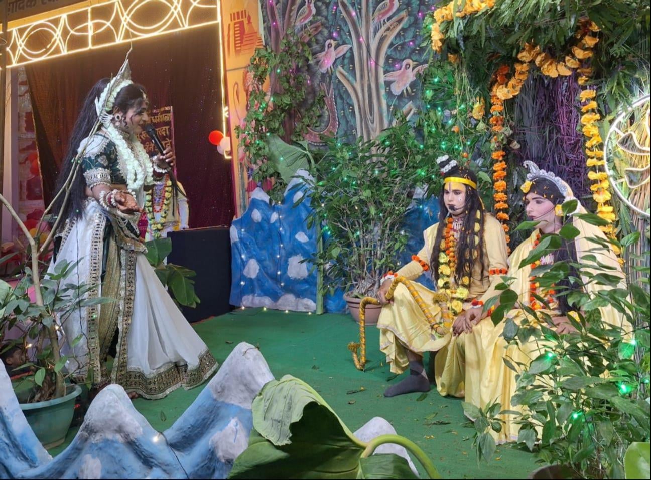 कैराना में चल रही श्री रामलीला में राम सुग्रीम मित्रता का मंचन करते कलाकार । आयोजक कैराना में चल रही श्री रामलीला में राम सुग्रीम मित्रता का मंचन करते कलाकार । आयोजक