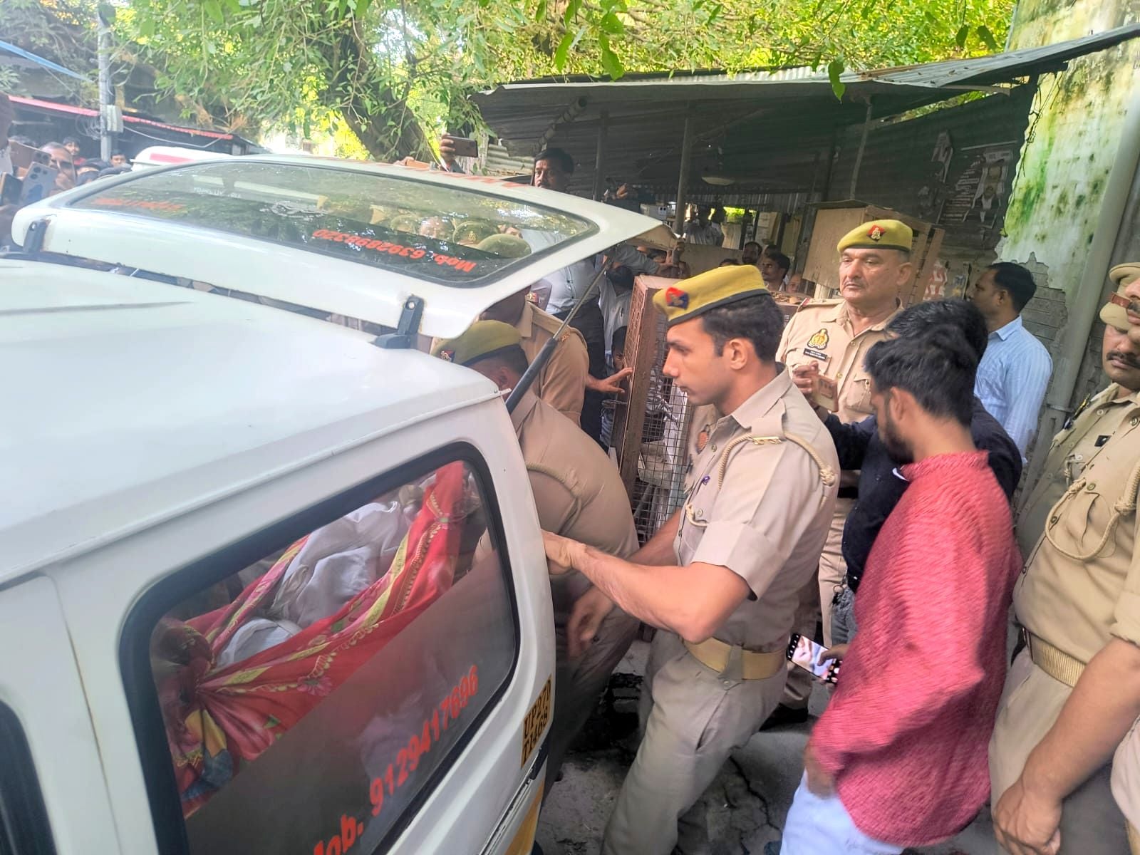 कैदी की मौत के बाद न्यायालय के बंदी गृह के बाहर एकत्रित भीड़ को संभालते पुलिसकर्मी। संवाद