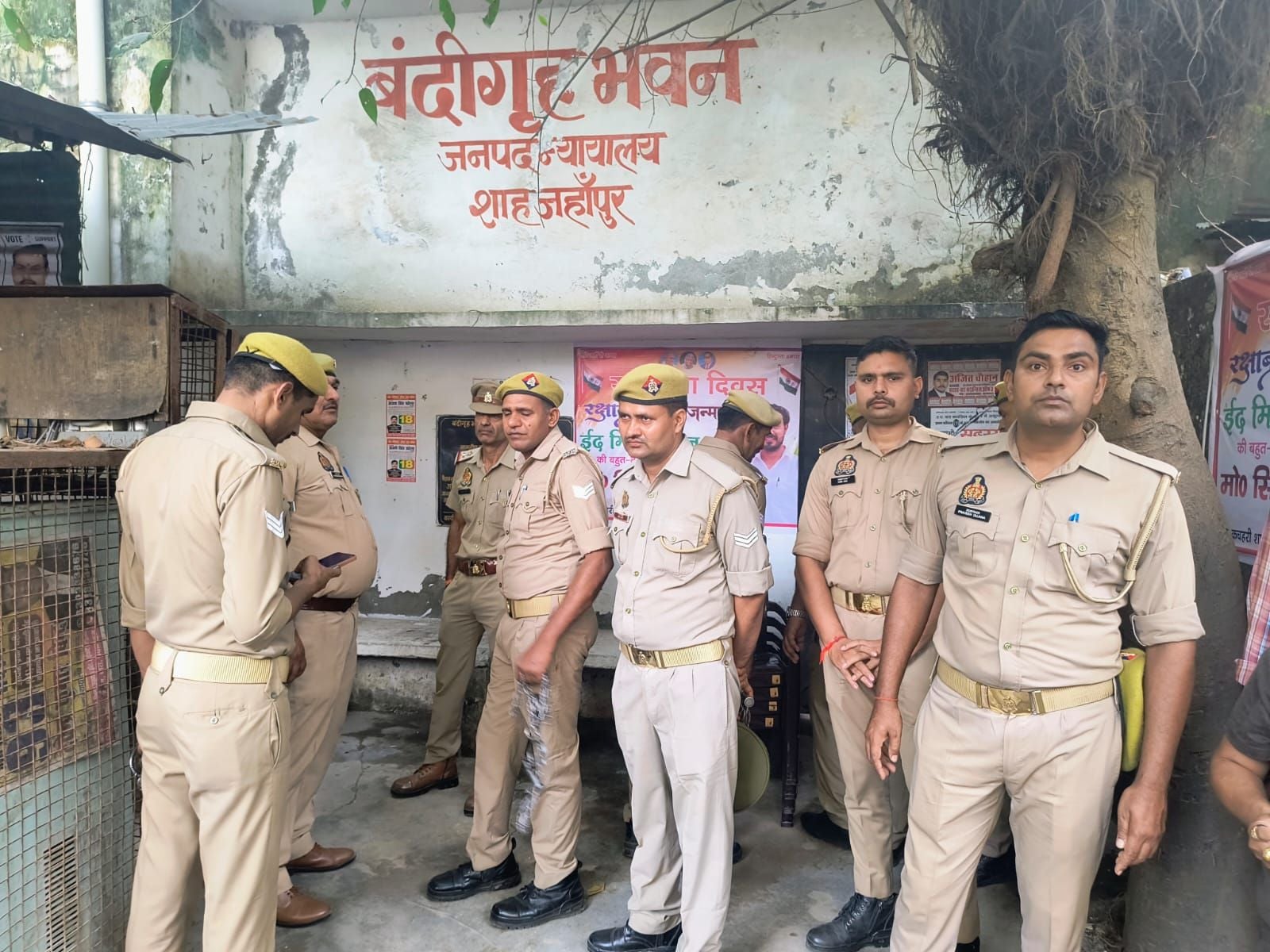 कैदी की मौत के बाद न्यायालय के बंदी गृह के बाहर एकत्रित भीड़ को संभालते पुलिसकर्मी। संवाद
