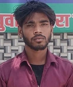 कैदी की मौत के बाद न्यायालय के बंदी गृह के बाहर एकत्रित भीड़ को संभालते पुलिसकर्मी। संवाद