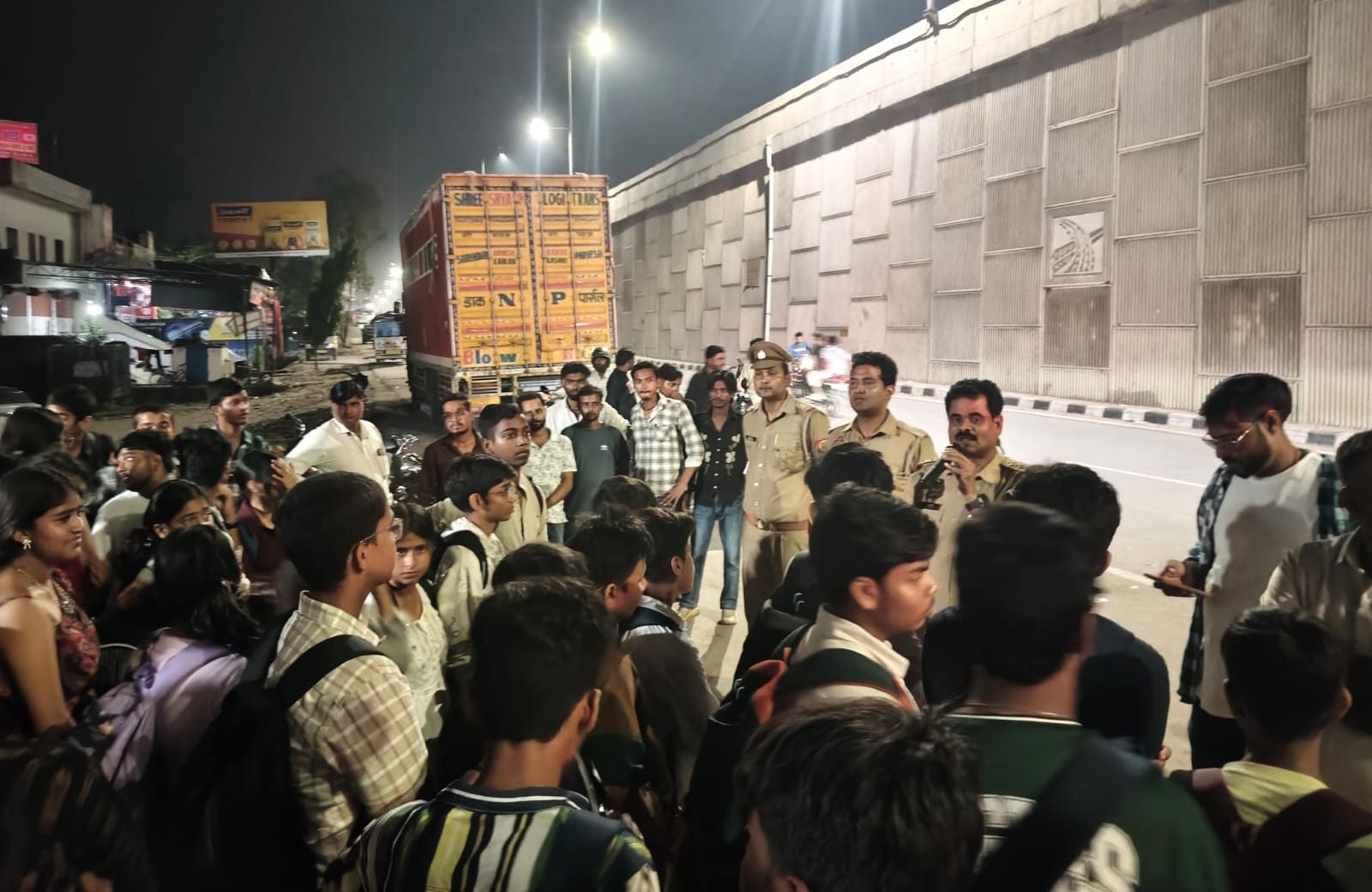 लखनऊ-कानपुर हाईवे पर जलती स्कूली बच्चों को टूर कराकर ललौट रही बस।  संवाद