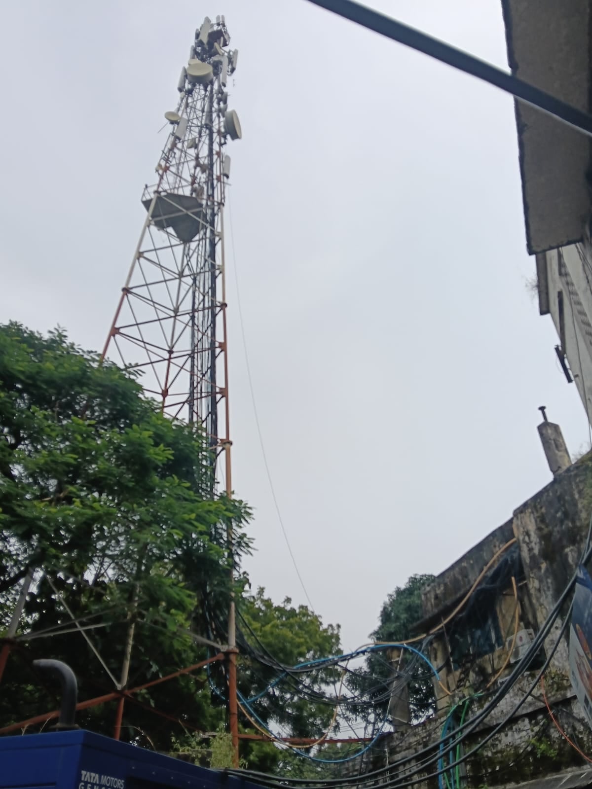 मैलानी के रामपुर फुलहिया में बिना बाउंड्रीवाल का टाॅवर। संवाद