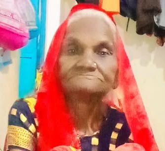 नौगढ़ के पंडी गांव में बेटे के बाद मां की मौत पर रोते बिलखते परिवार के सदस्य। स्रोत: जागरूक पाठ नौगढ़ के पंडी गांव में बेटे के बाद मां की मौत पर रोते बिलखते परिवार के सदस्य। स्रोत: जागरूक पाठ