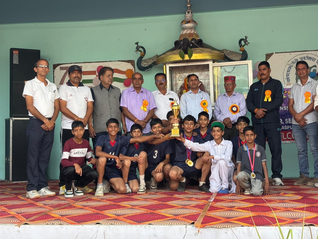 नम्होल स्कूल में आयोजित जिला स्तरीय एथलेटिक्स एवं सांस्कृतिक प्रतियोगिता के विजेताओं को सम्मानि