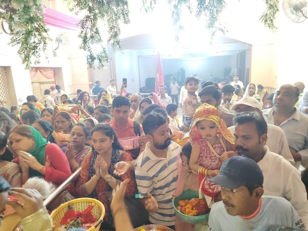 नवरात्रि ललिता देवी मंदिर में पूजन करते श्रद्धालु। अमर उजाला नवरात्रि ललिता देवी मंदिर में पूजन करते श्रद्धालु। अमर उजाला