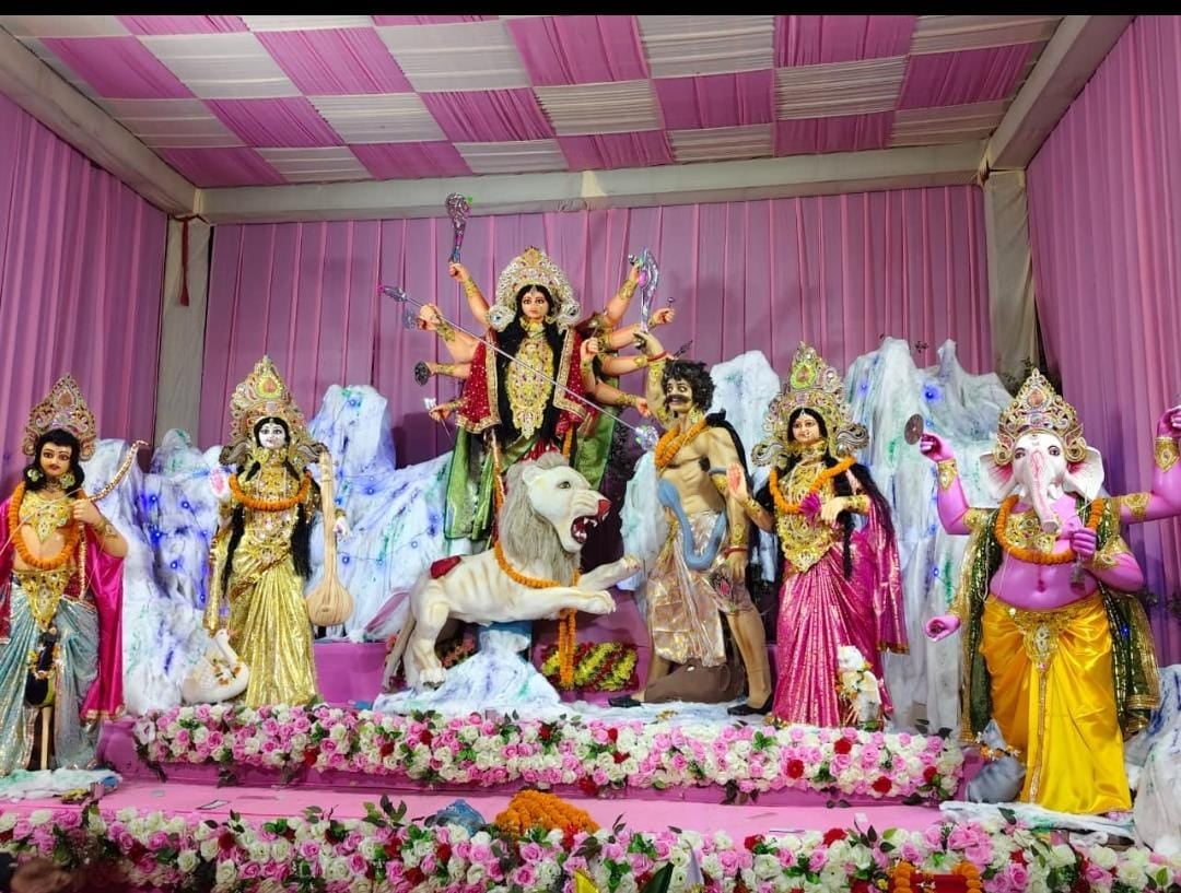 पीडीडीयू नगर के गुरुद्वारा के समीप त्रिशुल क्लब में स्थापित मां दुर्गा की प्रतिमा। संवाद