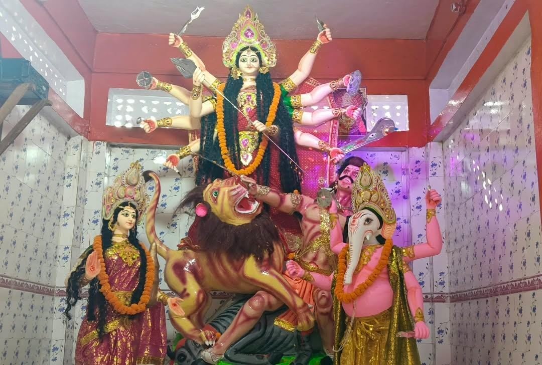 पीडीडीयू नगर के गुरुद्वारा के समीप त्रिशुल क्लब में स्थापित मां दुर्गा की प्रतिमा। संवाद