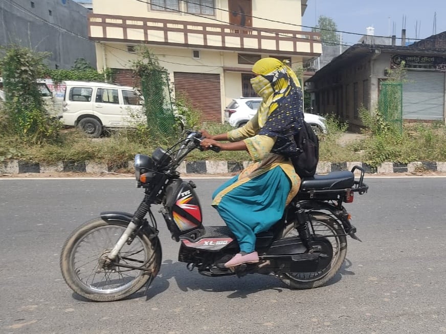 पुरानी एसपी ऑफिस के सामने से बिना हेलमेट जाते बाइक सवार। संवाद